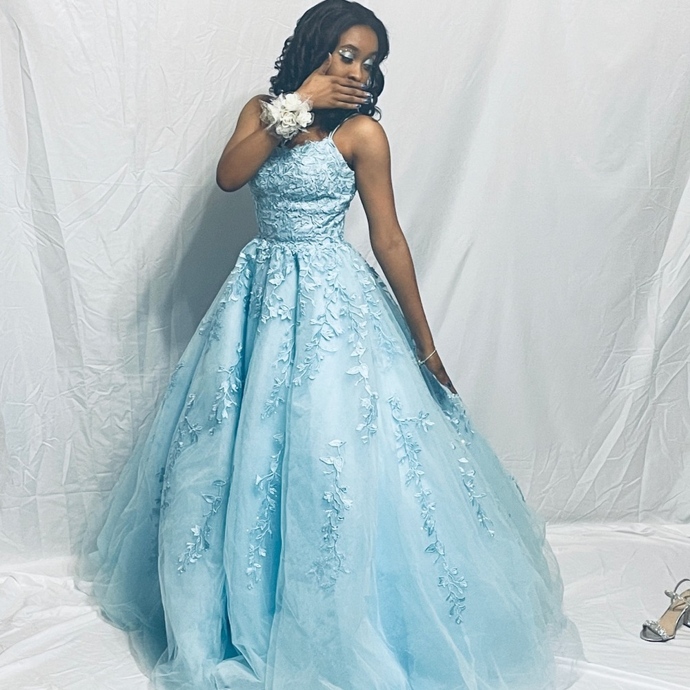 **Runs Large**Sherri Hill Ball Gown/Prom/ Dress Size 0 but runs big! Fits size 4